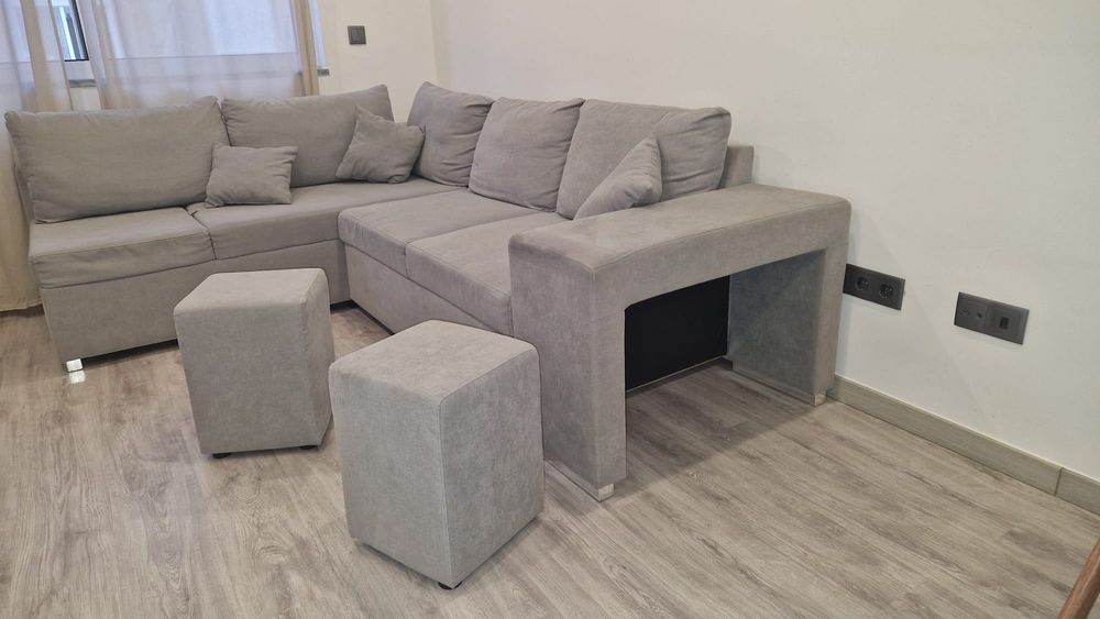 Sofá cama com dois puffs