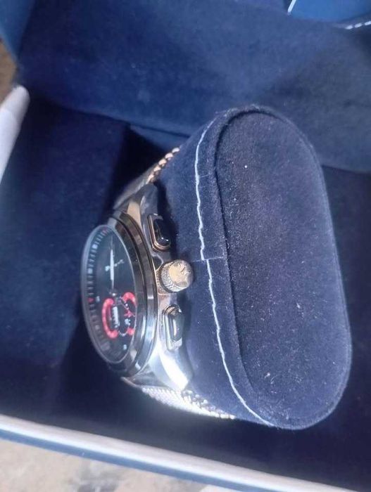 à venda:
relógio muito elegante da marca MASERATI.