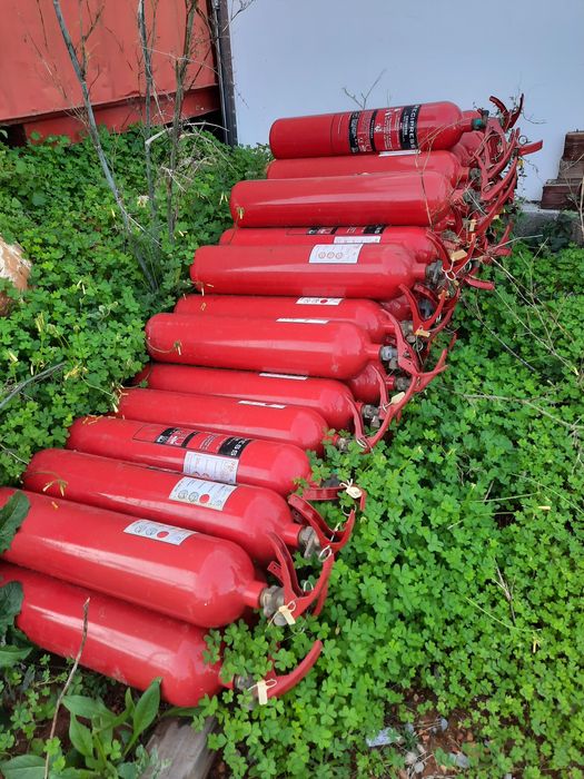 Mais de 60 extintores CO2 5kg