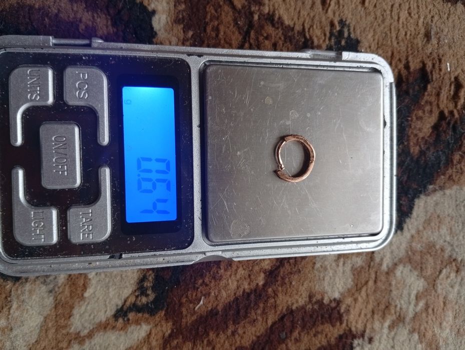 Золотая Сережка 0.65 грам  одна в плохом состоянии