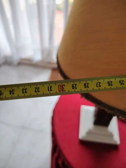 3 Candeeiros de mesinha, em madeira lacada e envernizada