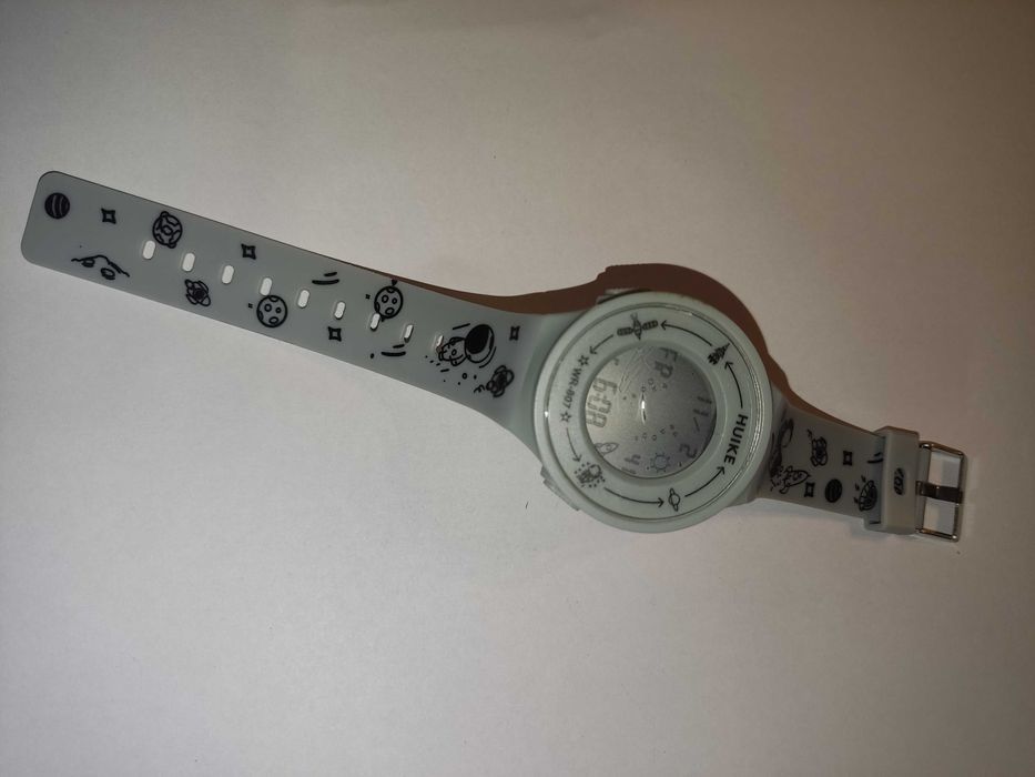 Часы наручные электронные