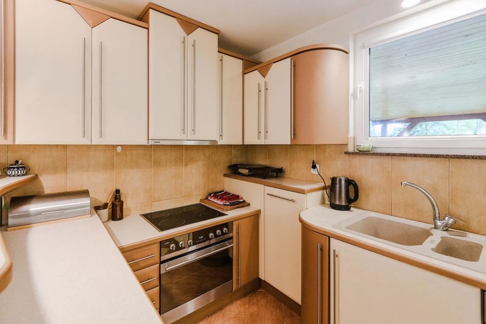 Meble kuchenne z wyspą + okap + zlew