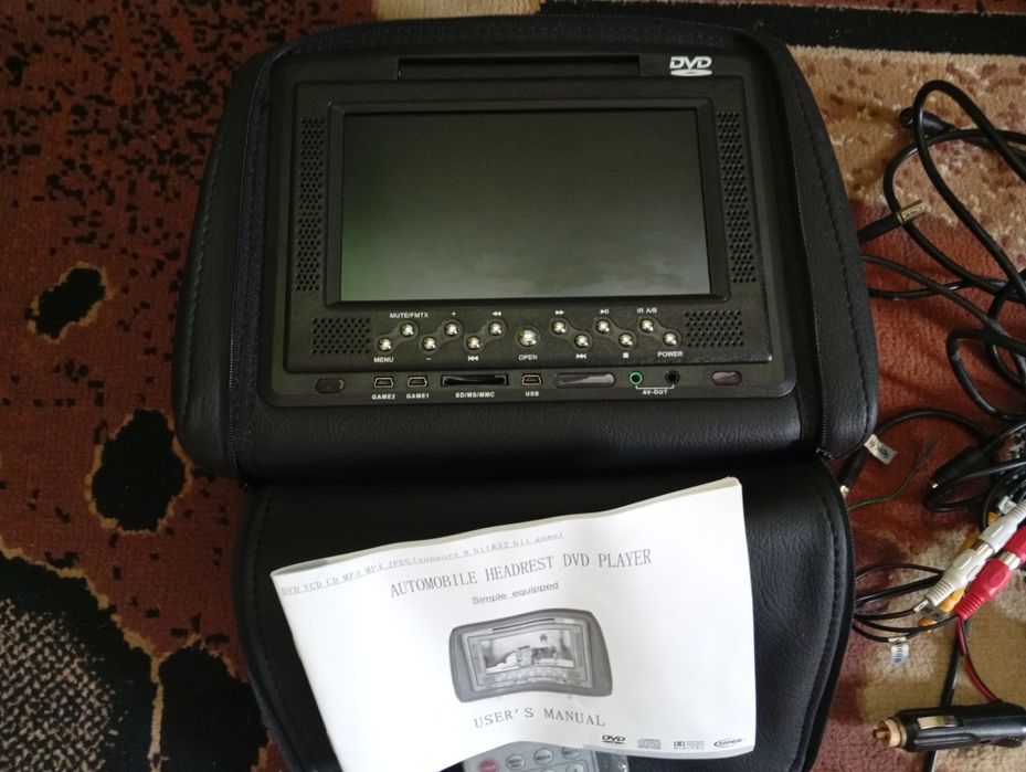 Автомобільна розважальна система в підголівник
