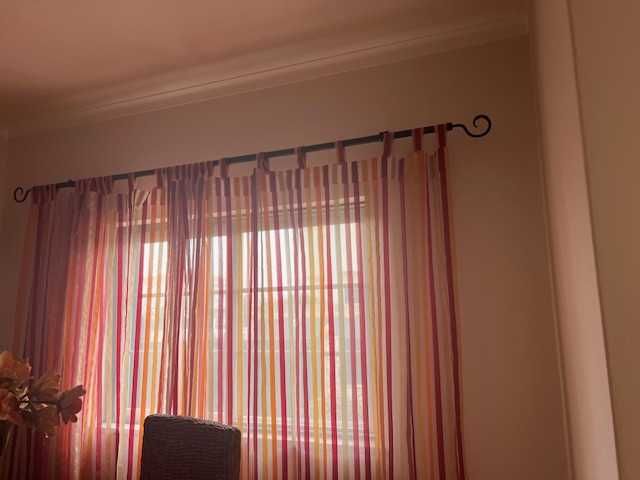 Cortinados de riscas em tons quentes