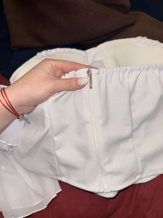 Білий корсетний топ з пишними рукавами