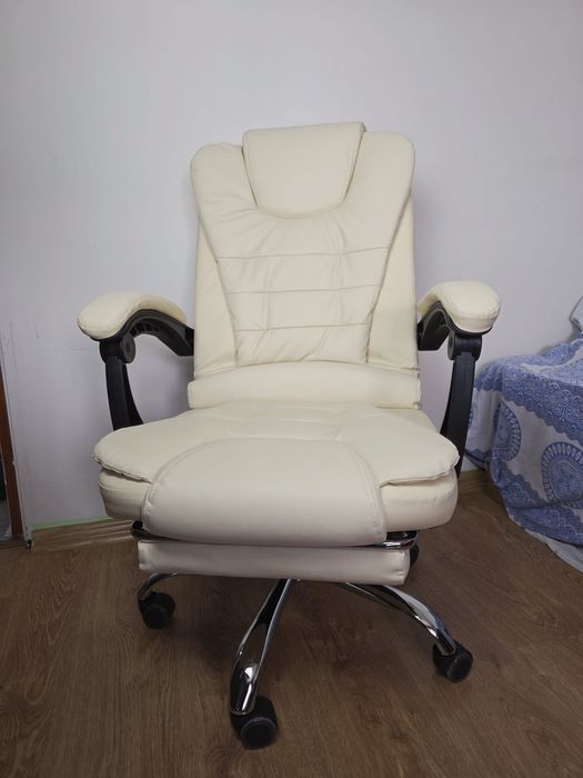 Fotel obrotowy biurowy z podnóżkiem kremowy regulowany