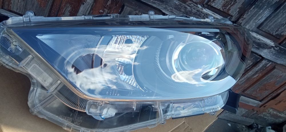 Toyota Yaris 4 IV reflektor lewy soczewka