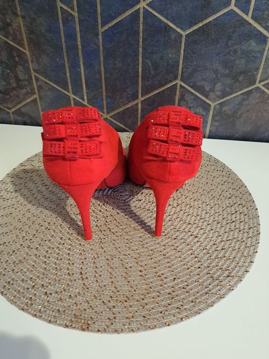 Czerwone buty na obcasie.