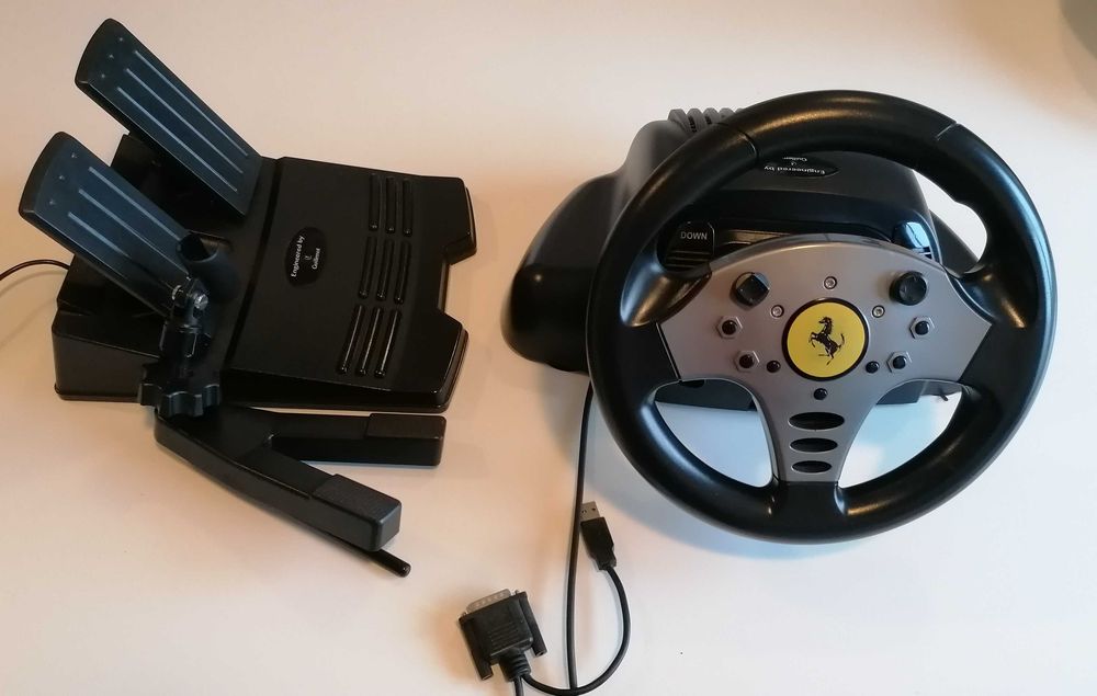 Volante de computador antigo