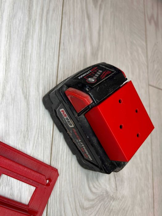 Тримач, кріплення для акумуляторів та інструменту Milwaukee М18