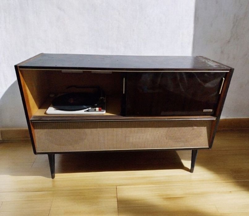 Móvel rádio e gira discos, a funcionar.