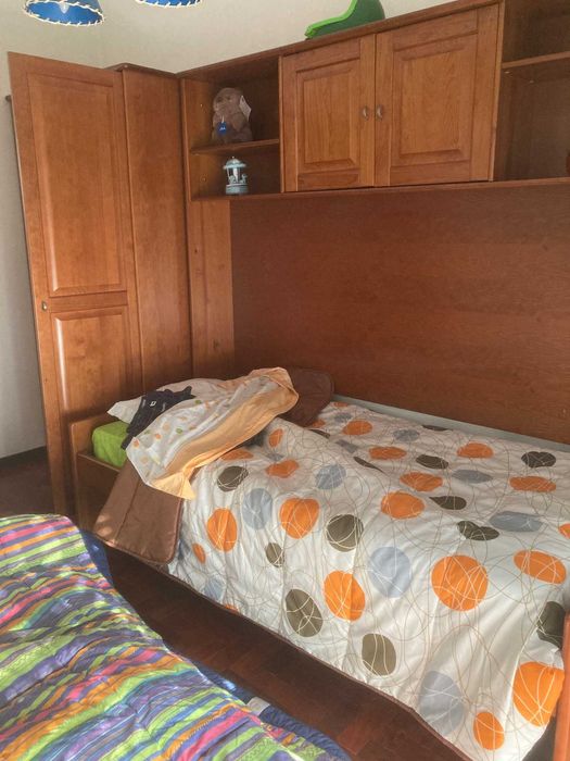 Quarto completo em madeira: roupeiros, cama, secretária Bonfim (Porto)