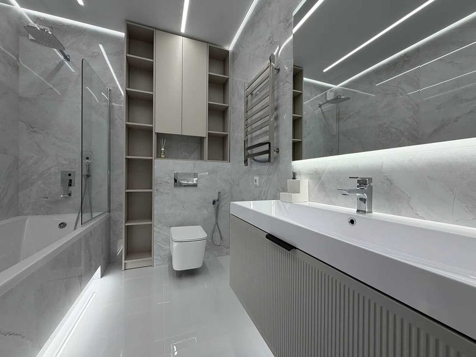 Стильна трикімнатна біля міського озера