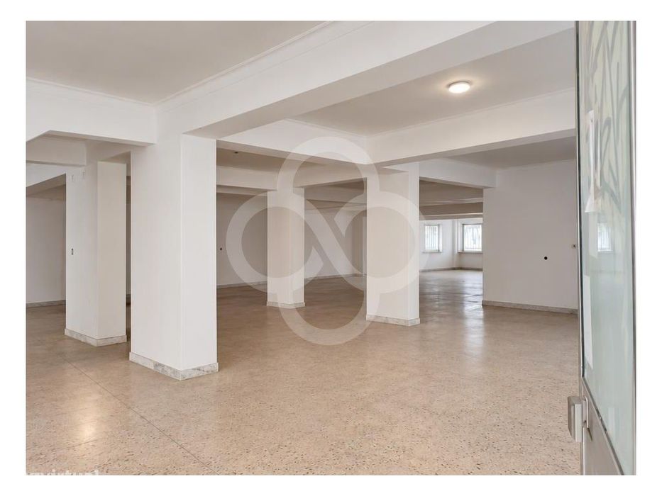 Loja ampla com acesso direto de viaturas ao interior e 210m2 em Agu...
