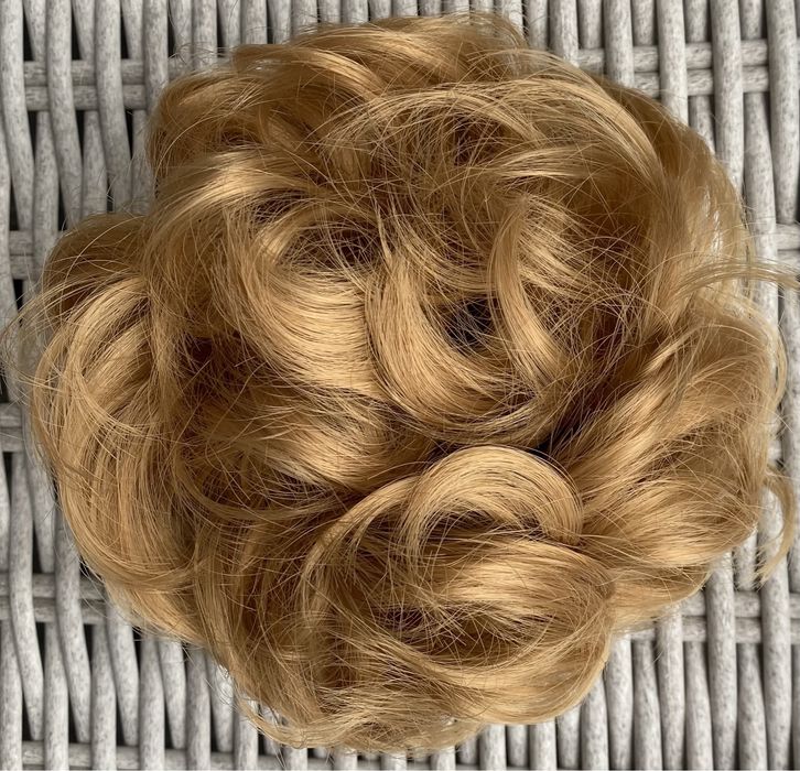 Premium Ultra włosy doczepiane, miodowy blond, kok na gumce 433.