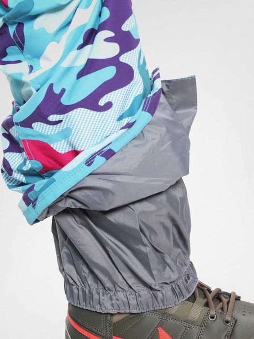 Spodnie snowboardowe lub narciarskie.