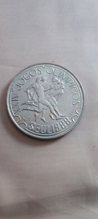 Lote 4 Moedas Escudos Portugal (250$00 / 200$00 / 100$00)