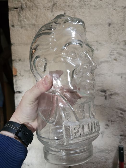 Sprzedam starą głowę Elvisa.
