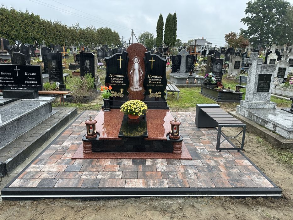 Укладання бруківки на цвинтарі біля памятників.