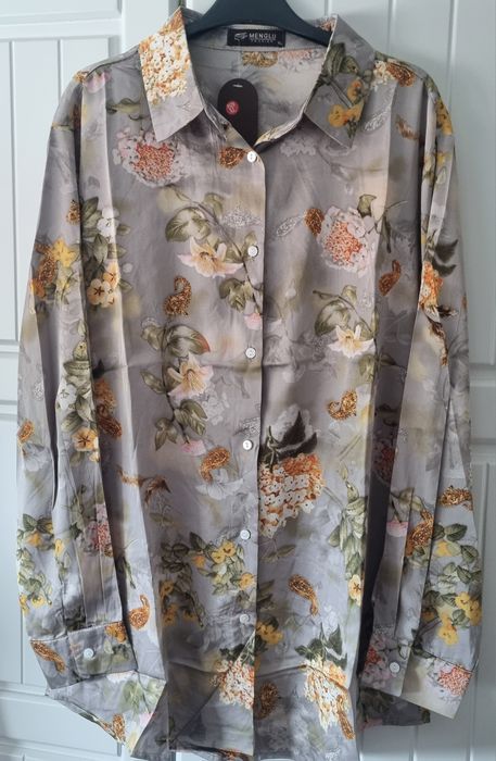 Camisa de manga comprida, acetinada, cinza com flores. XL