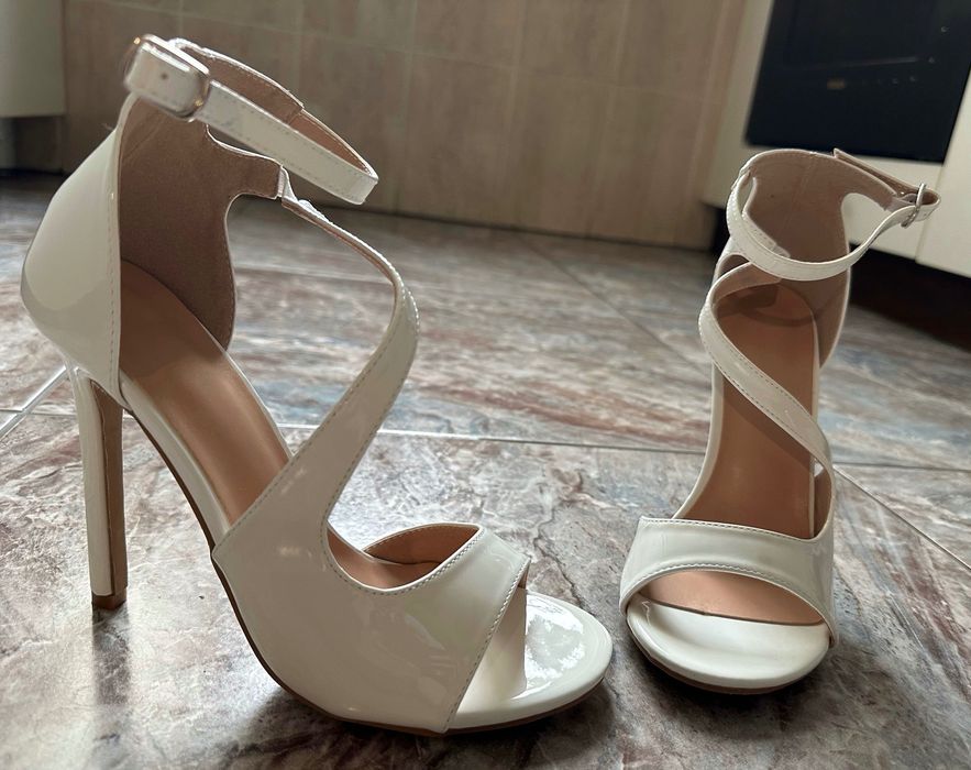 Лаковані білі туфлі 38 розміру