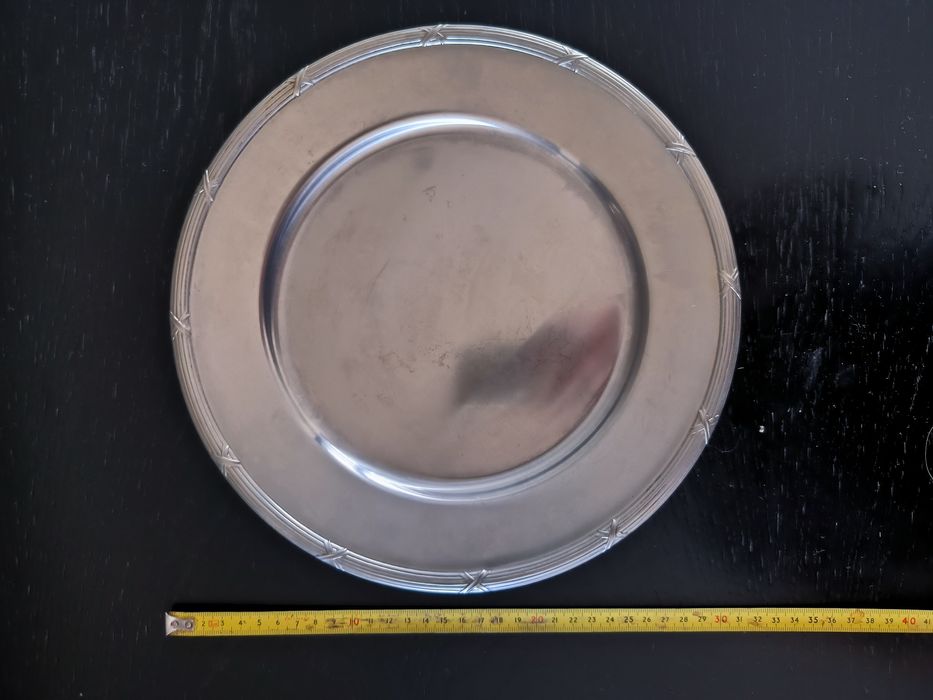 Conjunto de duas bandejas em inox com ornamentos