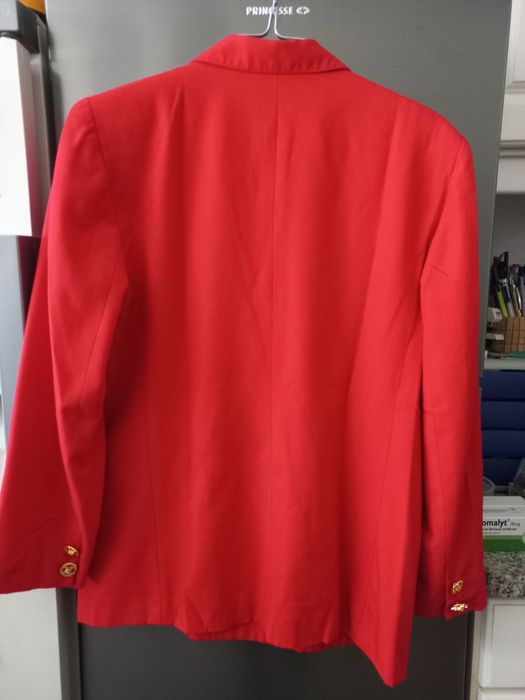 Blazer alinhado vermelho com botões dourados