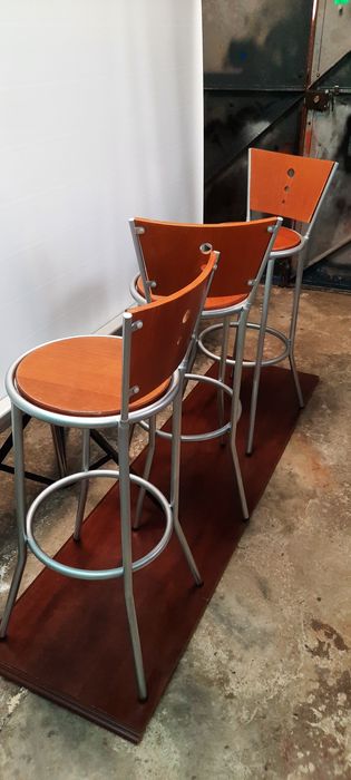 Bancos altos em ferro e madeira para cafe pastelaria