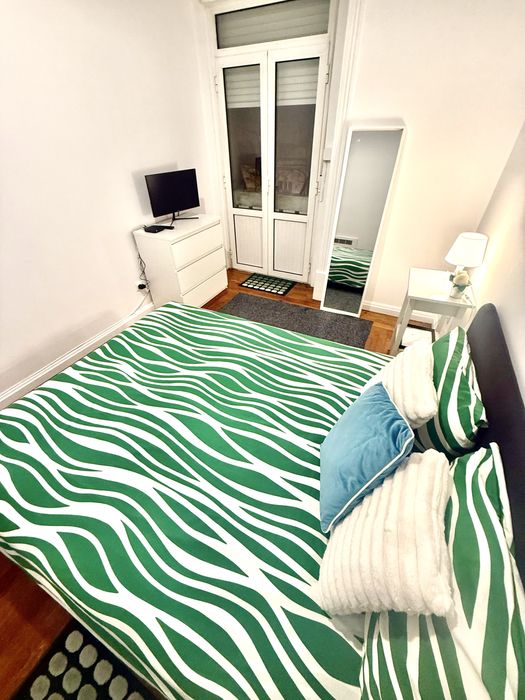 QUARTO mobiliado p casal ou familiares em frente El Corte Ingles