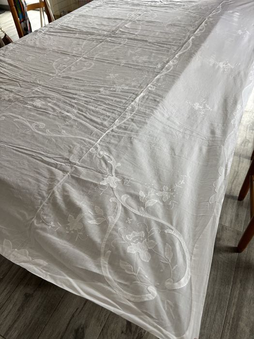 Toalha de mesa em voile de algodão bordada à mão e 12 guardanapos