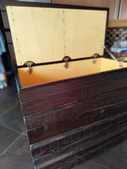 Arca para arrumação em madeira