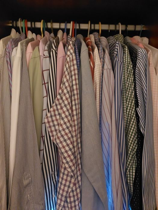 Diversas camisas, novas e smi-novas