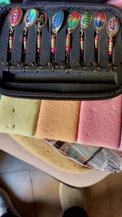 Estojo com 16 medalhas de pesca