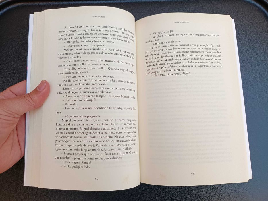 Livro "Por Acaso", de Lara Morgado