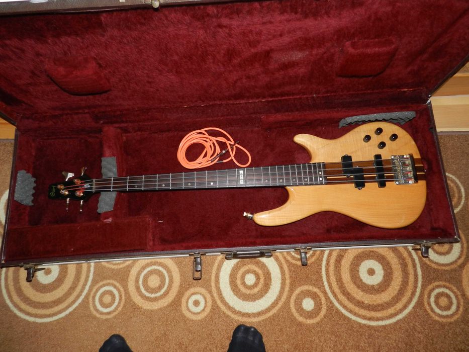 Gitara basowa aktywna Cort Artisan z futerałem