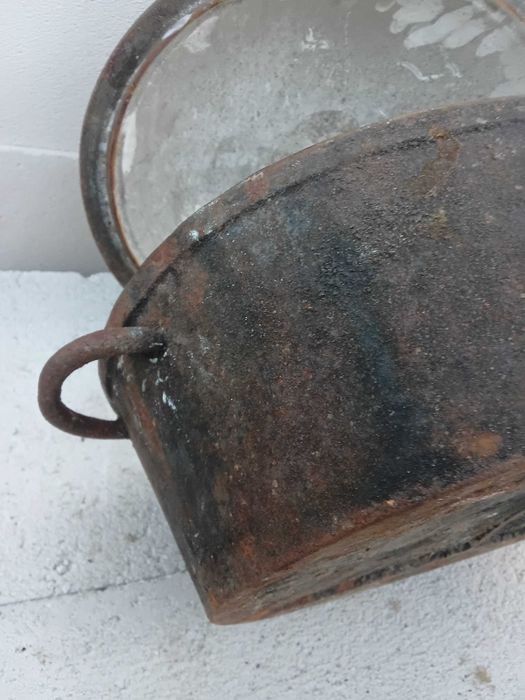 Stary żeliwny gar gęsiarka