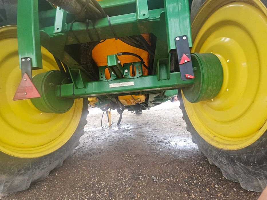 Opryskiwacz John Deere 732. 3000 litry , szerokość 24 m.  stan idealny