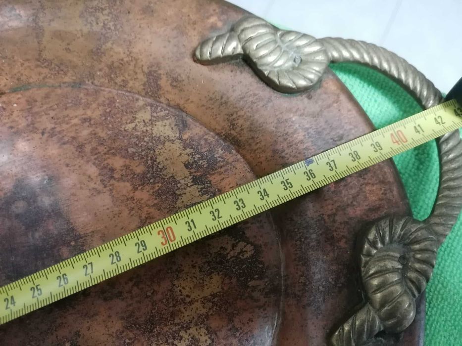 Tabuleiro antigo de cobre e pegas de latão.