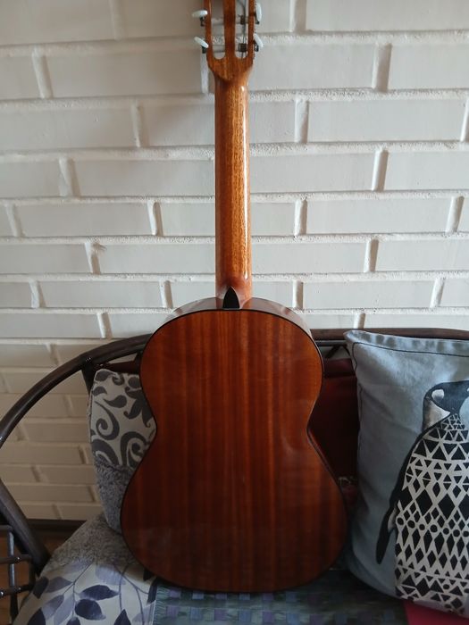 Продам классическую шестиструнную гитару.