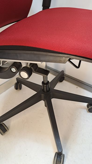 Fotel biurowy,obrotowy Steelcase Think  czerwony