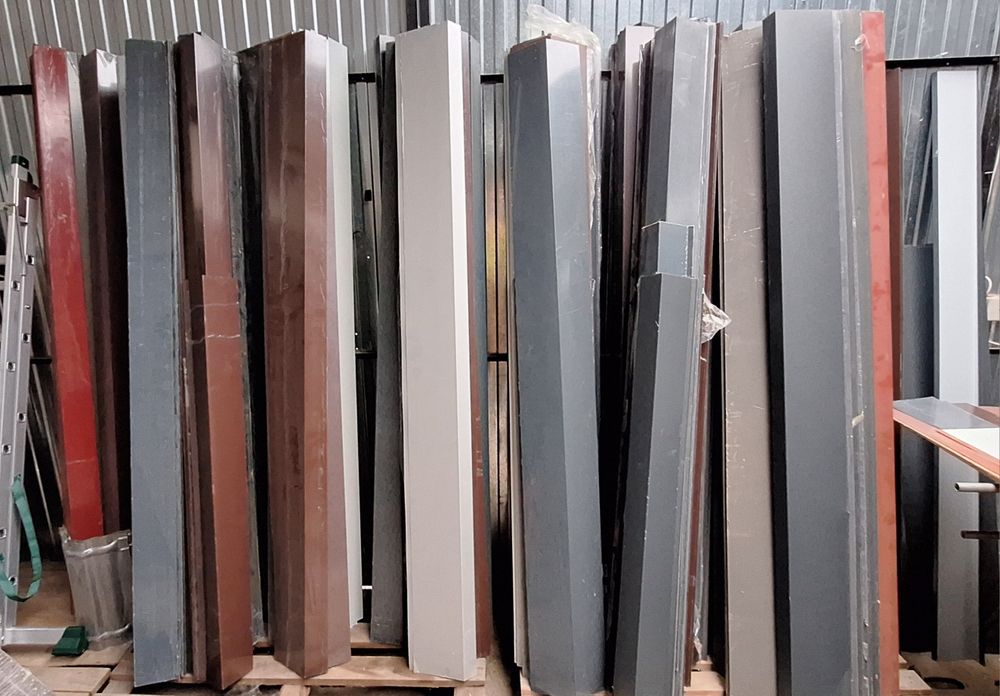 obróbki z blachy: wiatrownica, kalenica, pas nad rynnę