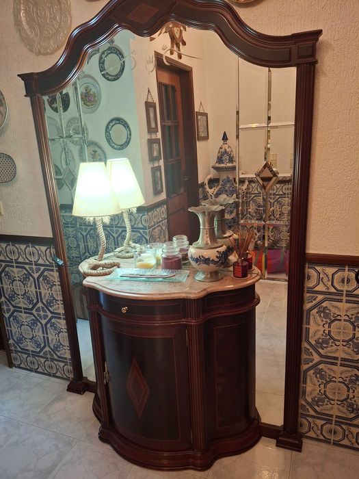 Móvel em Mogno com espelho