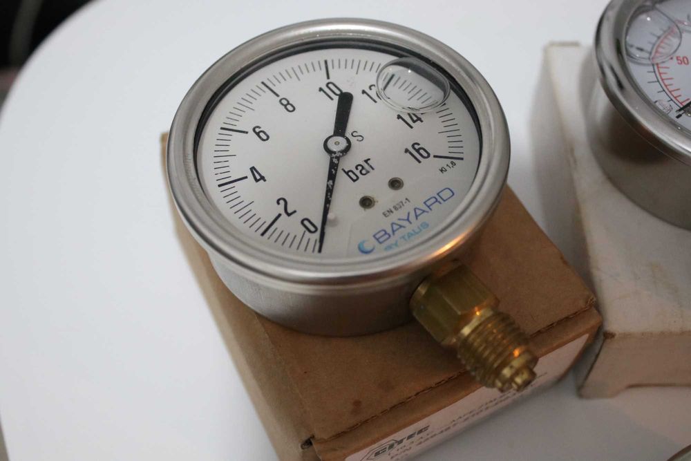 Manometr pionowy 0-16 bar