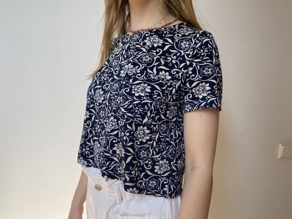 Koszulka crop top t-shirt w kwiaty z kieszonką Glamorous S 36