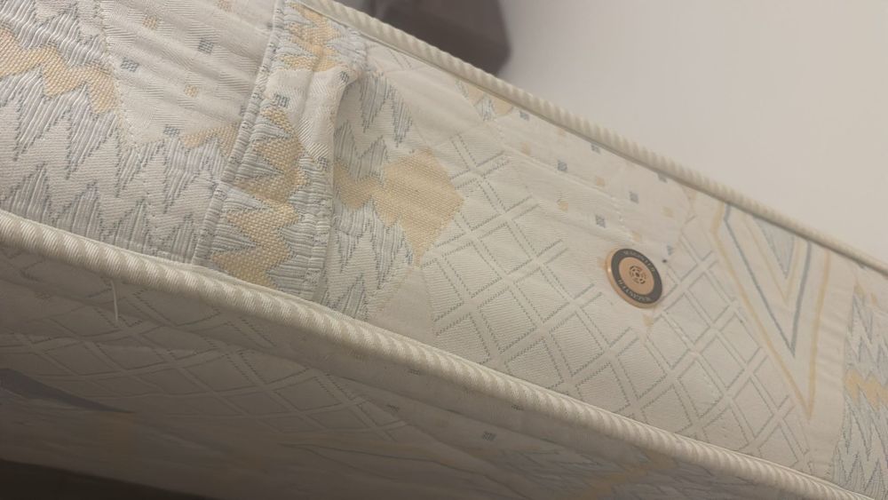 1 Cama de solteiro com colchão