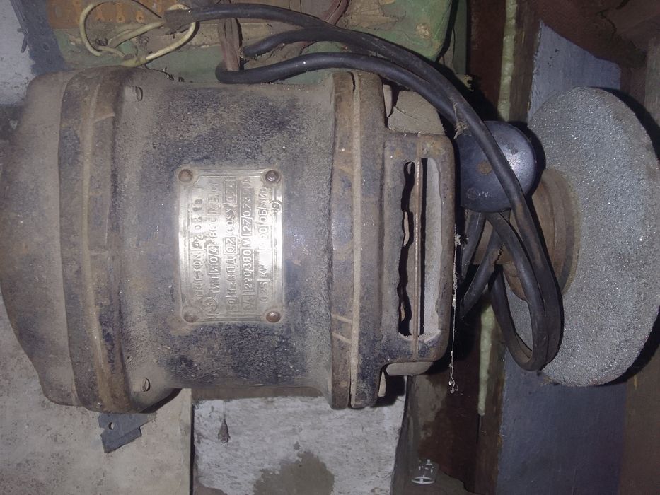 Електромотори 12в,220в різні