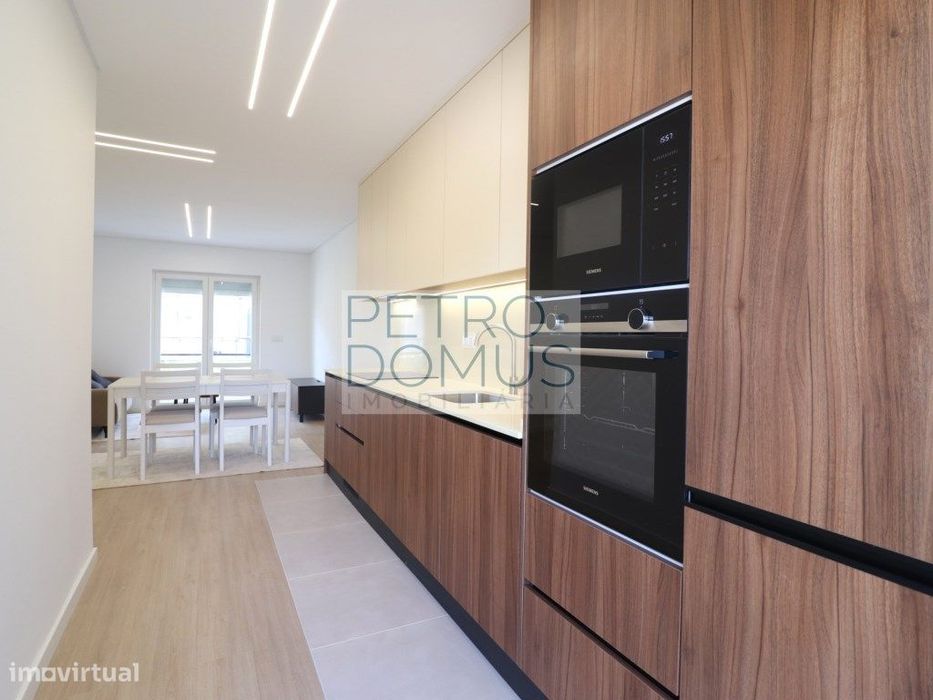 T3 Com 3 Wc Em Prédio Totalmente Remodelado - Almada
