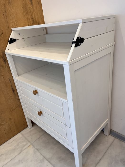 Biała komoda z przewijakiem Ikea Sundvik