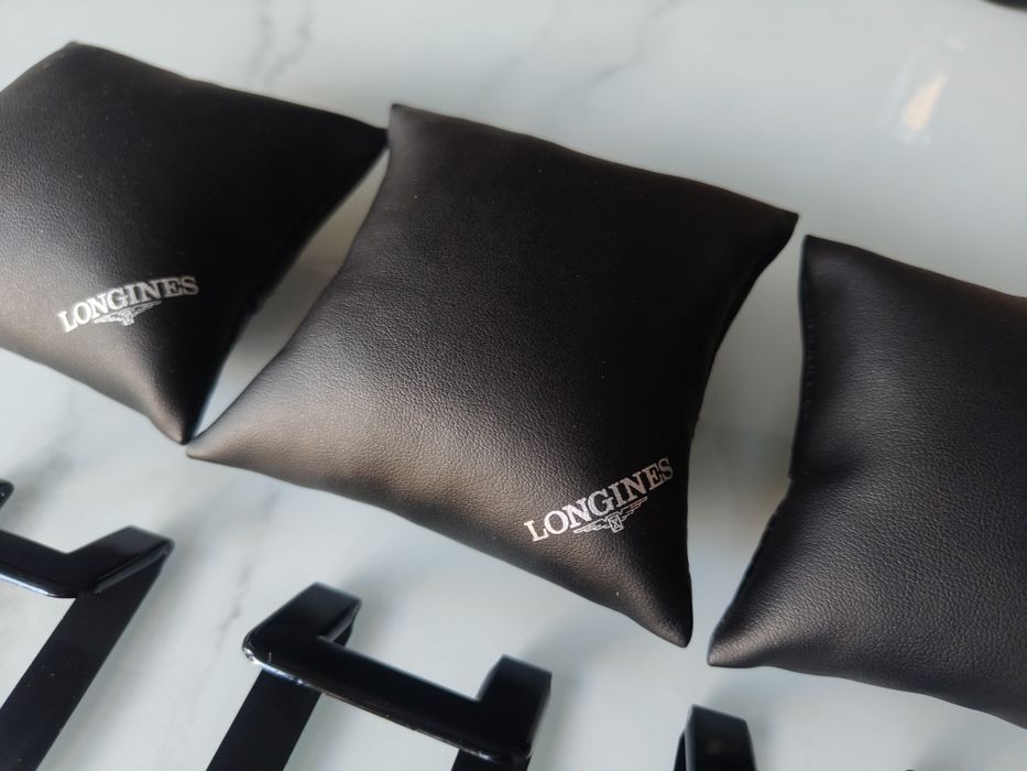 Ekspozytor na zegarki marki Longines czarny cztery sztuki